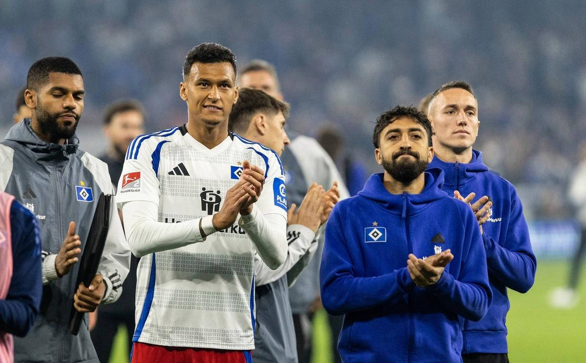 包含沙尔克客场不敌对手，德甲榜首位置岌岌可危的词条