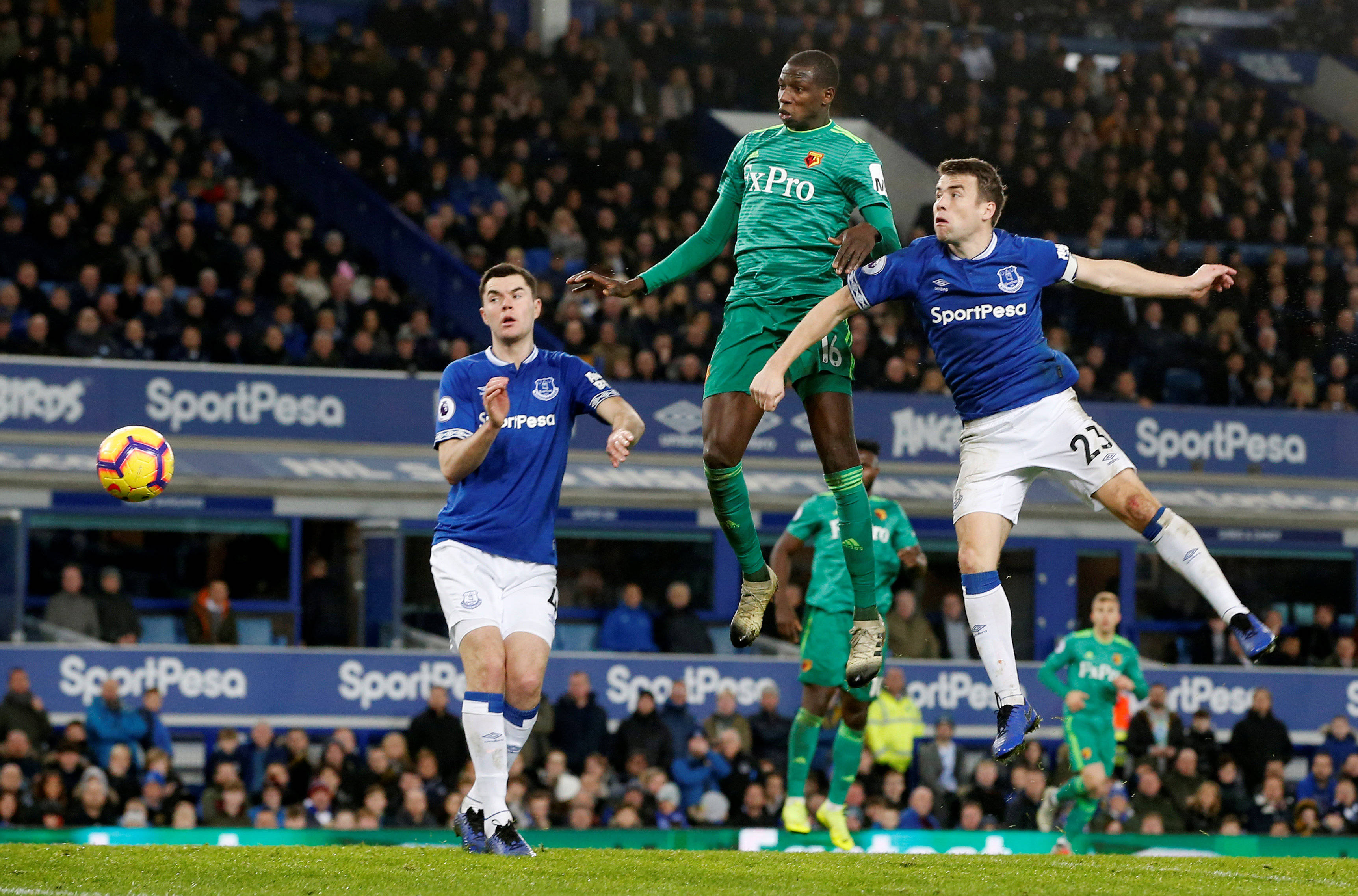 足坛巨星对决场上实力较量令人期待