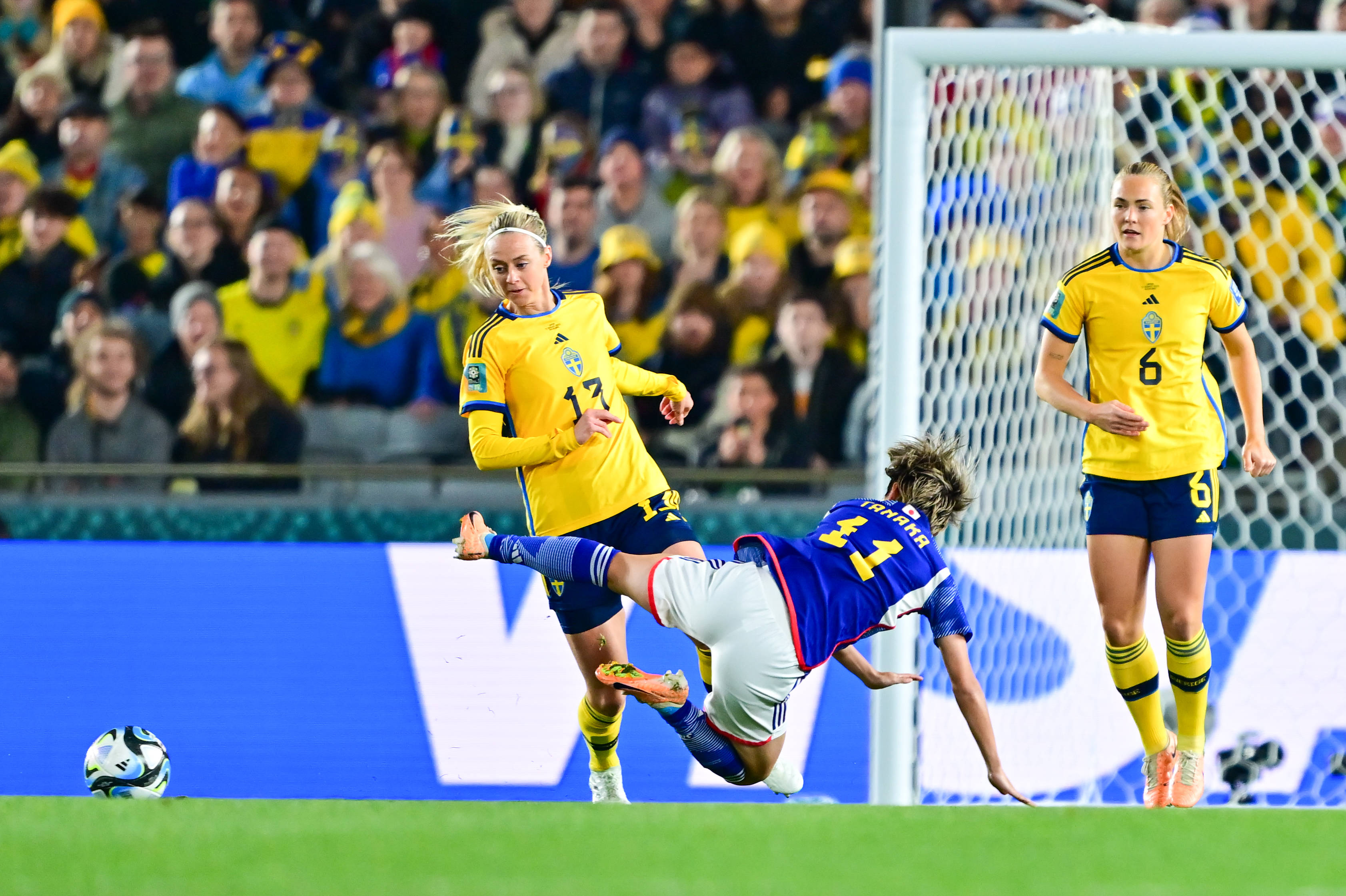 爱游戏登录-瑞典女足队气势如虹，夺得胜利入围四强