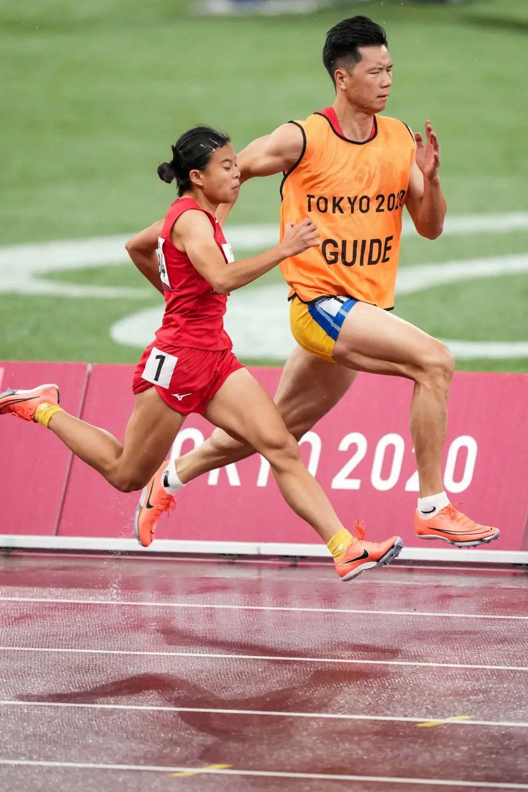 爱游戏登录-激情澎湃，运动员勇敢拼搏，场面惊险