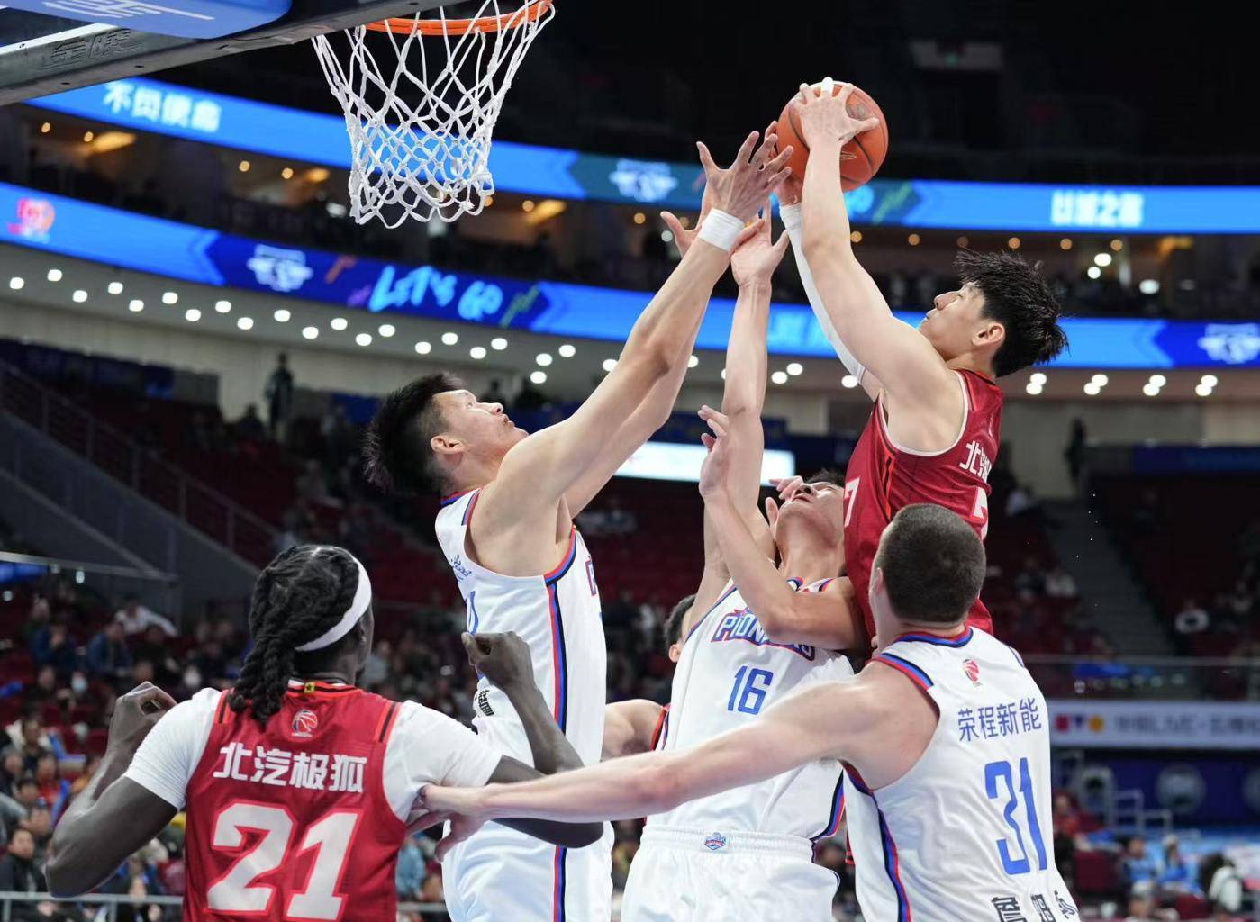 篮球职业选手联手为球队取胜 篮球职业选手联手为球队取胜