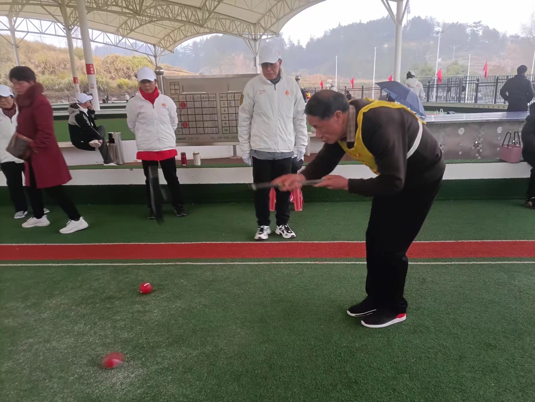 球场内外交流频繁，赛事更加精彩的简单介绍