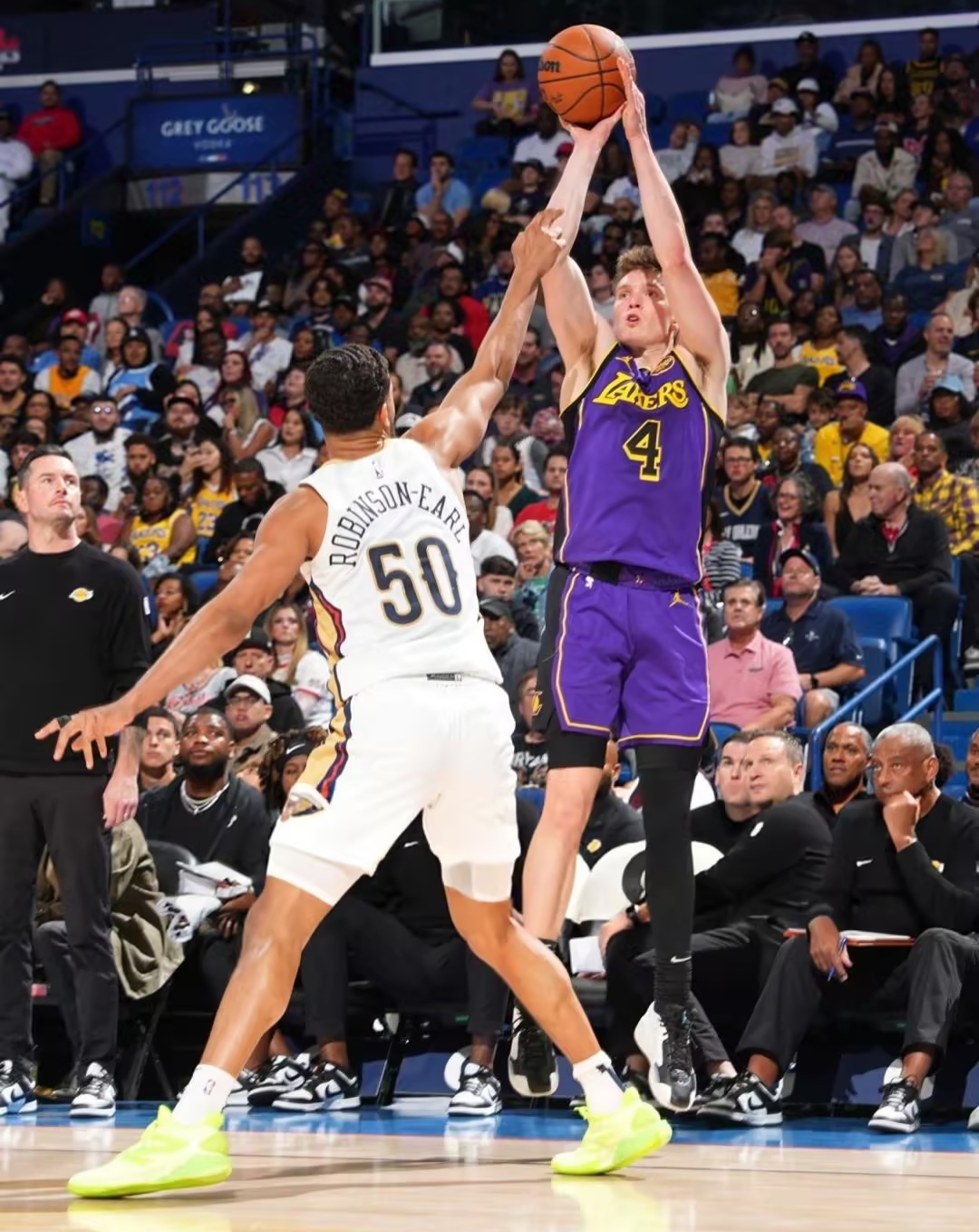 湖人客场惜败鹈鹕，战绩停滞不前的简单介绍