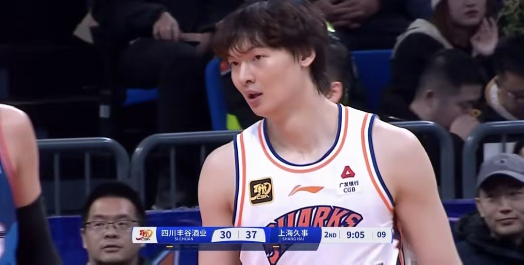 沙尔克锋员状态回勇,球队备战下轮比赛 沙尔克锋员状态回勇,球队备战下轮比赛