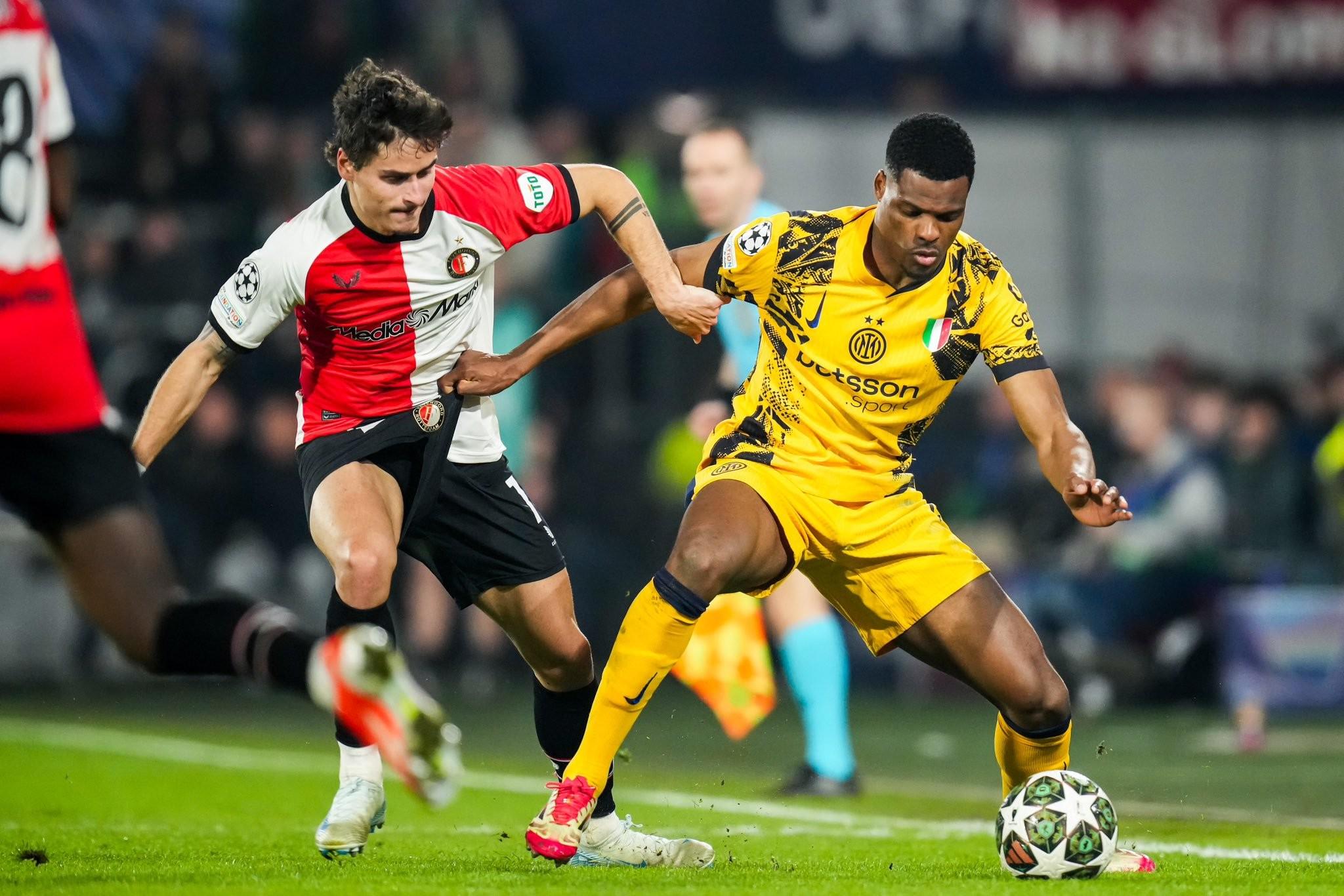 包含法兰克福球员实力出众，助球队保持不败的词条