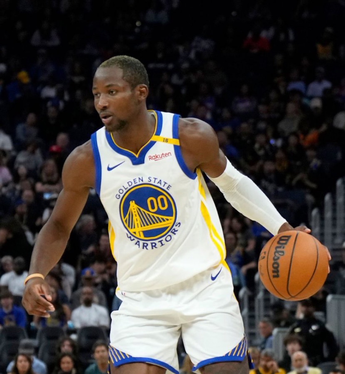 阿尔赫弗尼蒂前锋助球队实现一箭双雕，取胜的简单介绍