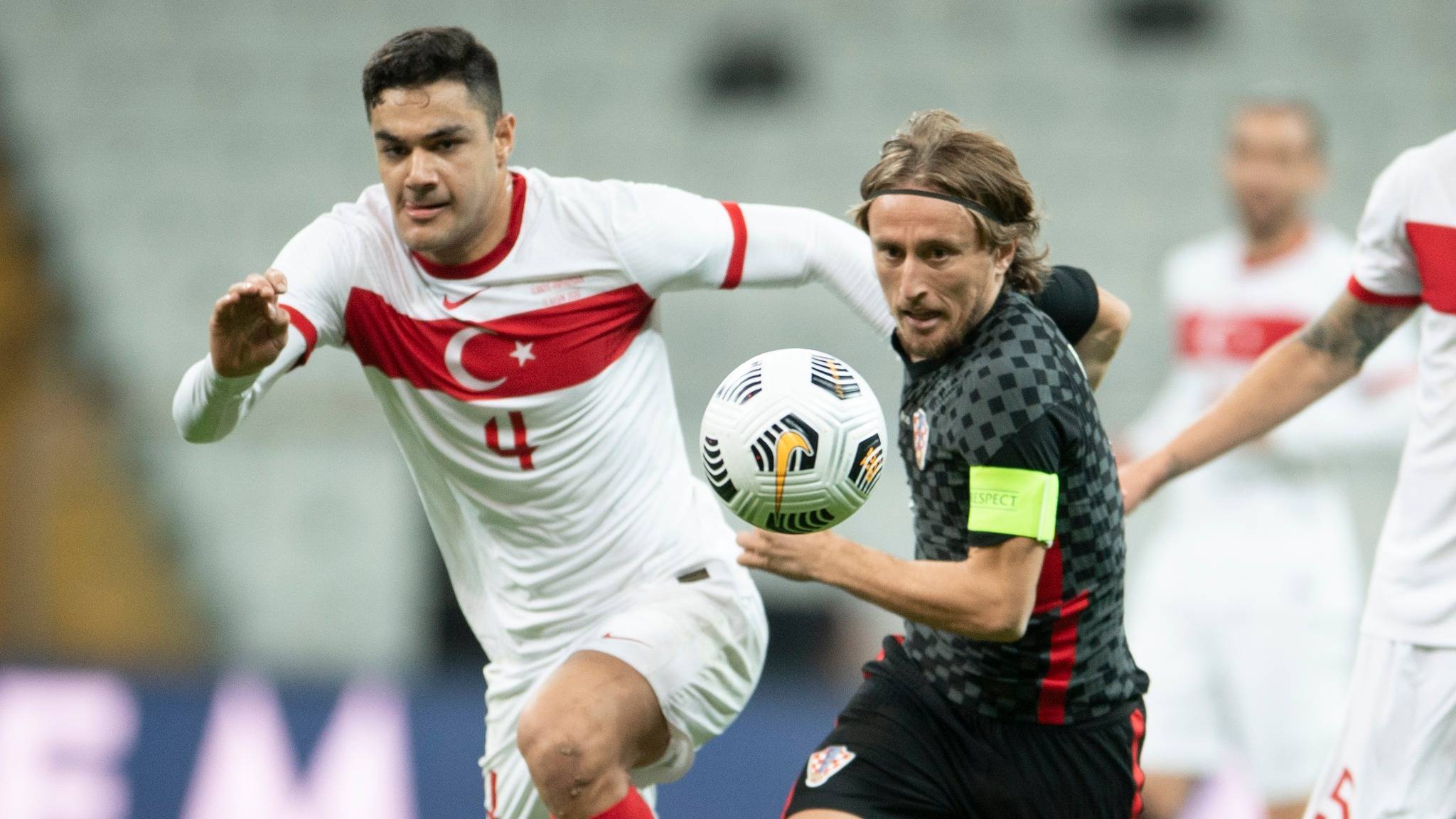 欧预赛比赛场上热闹非凡，实力碰撞的简单介绍