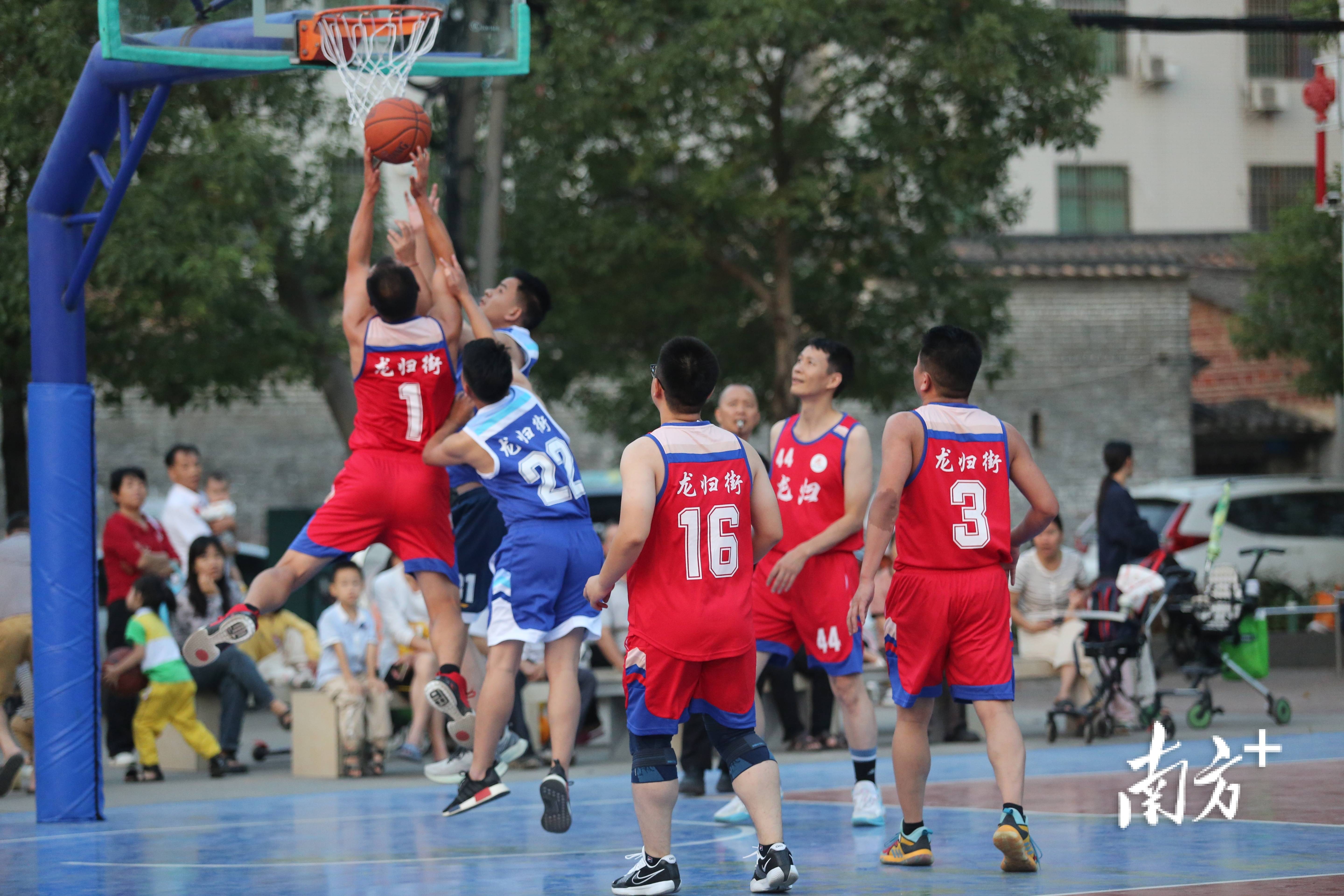 爱游戏官网-一场精彩的篮球盛宴，万人空巷涌入球场的简单介绍