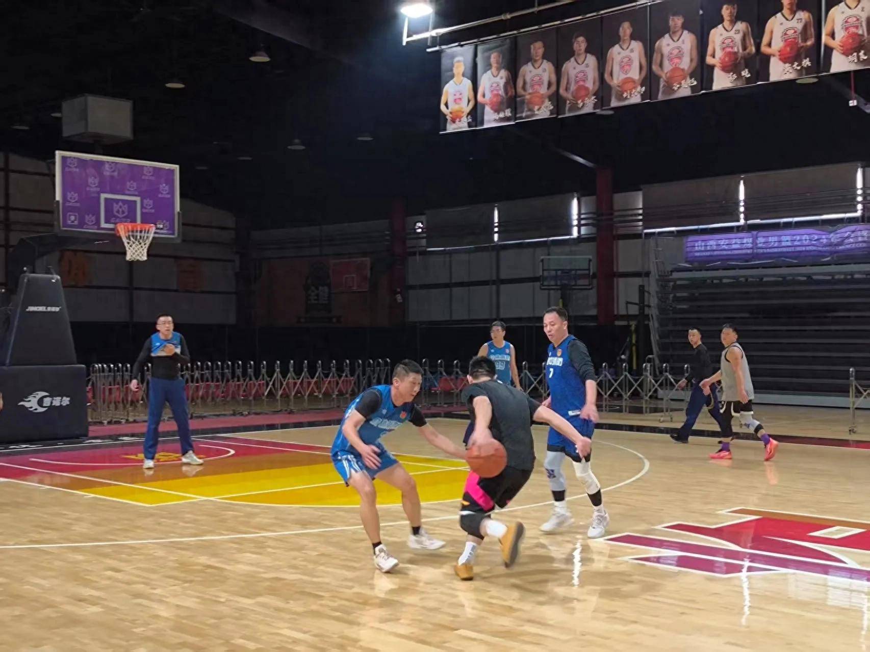 战斗在赛场蔓延热潮,球员情绪高涨精神抖擞! 战斗在赛场蔓延热潮,球员情绪高涨精神抖擞!