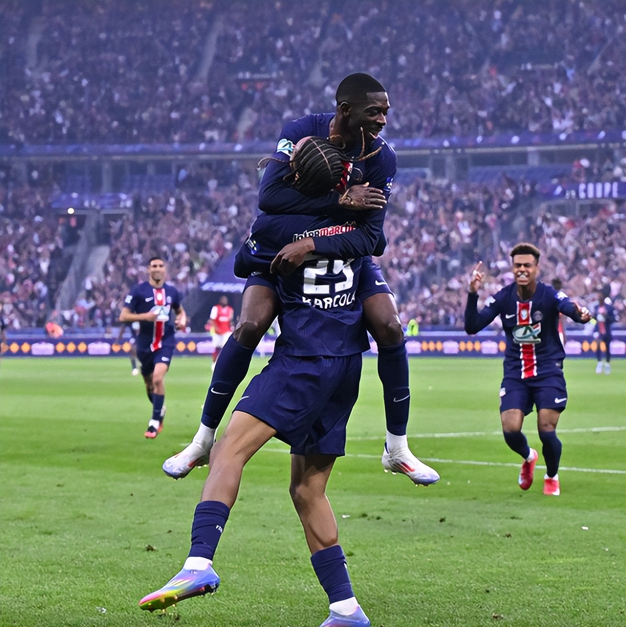 豪门球队将在赛场上争夺荣誉 豪门球队将在赛场上争夺荣誉