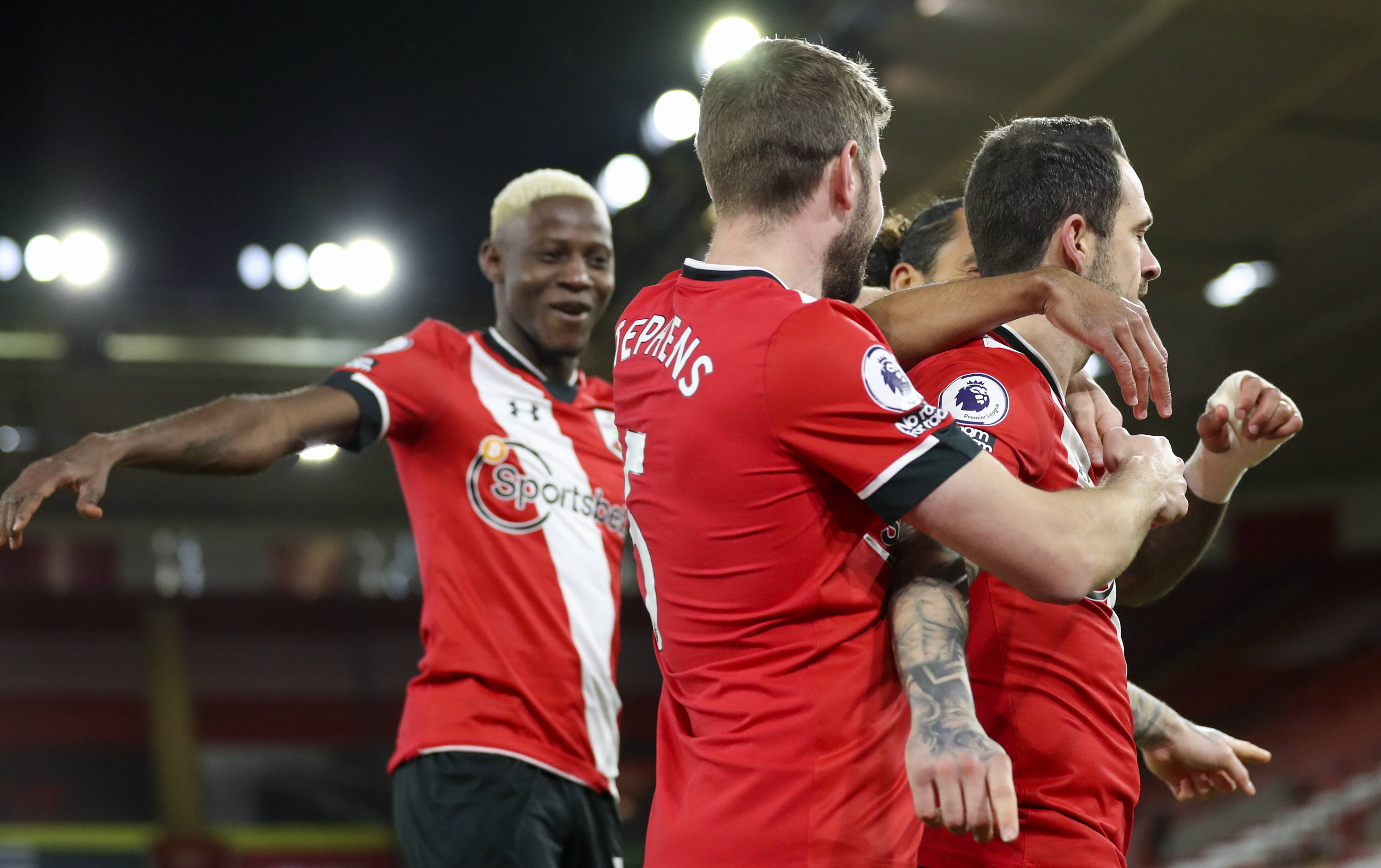 爱游戏登录-南安普顿客场失利，英超四连败惨淡