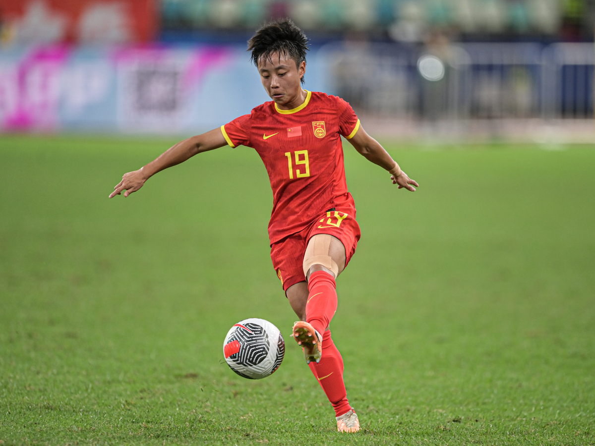 爱游戏在线-女足比赛中，中国队防守稳健，完胜对手