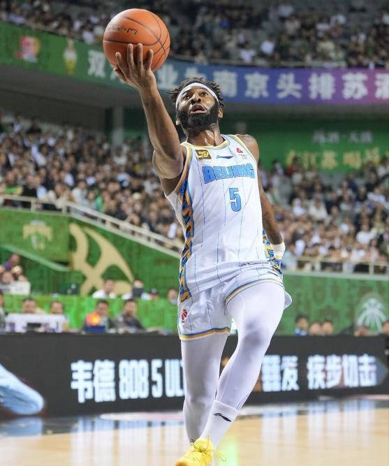 爱游戏app下载-场上表现出色，球员们展现出无限活力