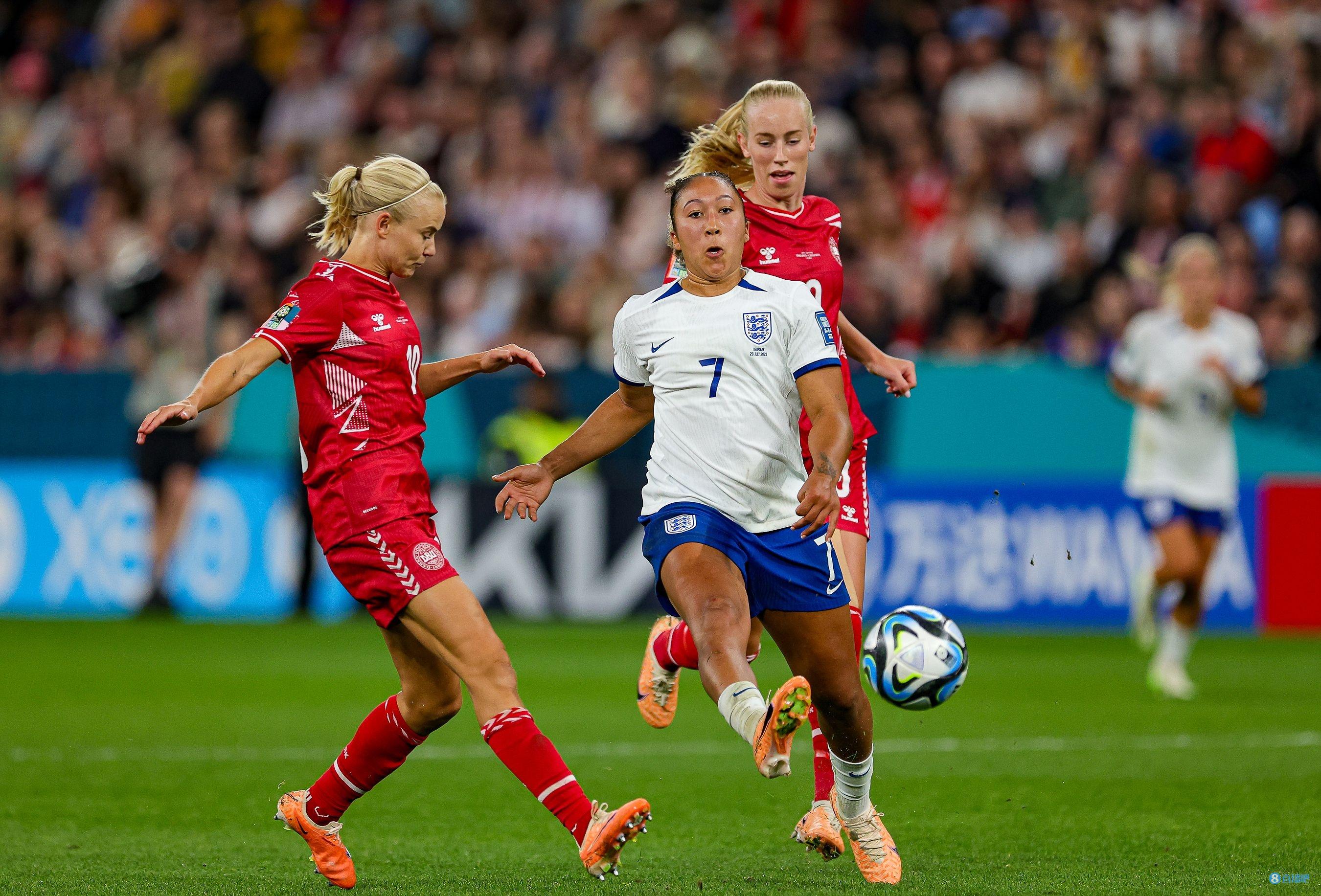 英格兰国家女子足球队赢得比赛，晋级半决赛