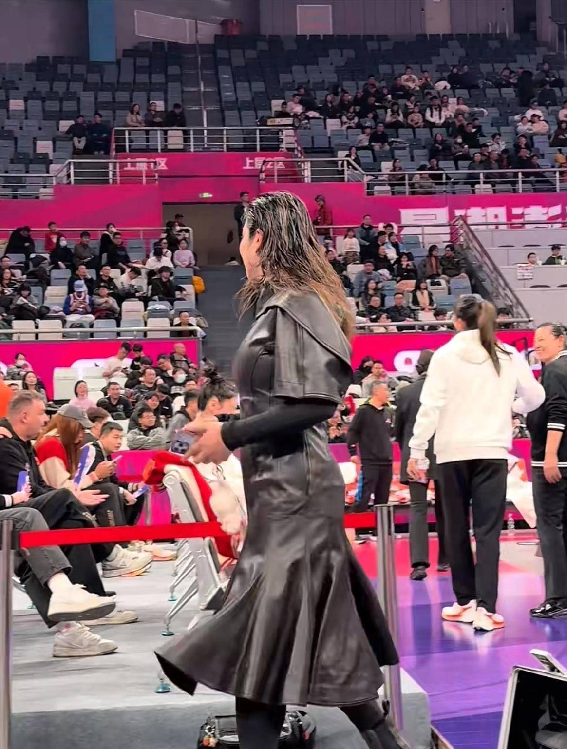 爱游戏登录-体育明星在全明星周末展示出色表现，赢得球迷喝彩的简单介绍