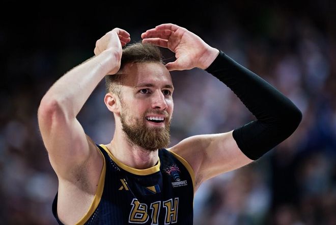 爱游戏-关于立陶宛球员在联赛中遭遇伤病暂时退赛的信息