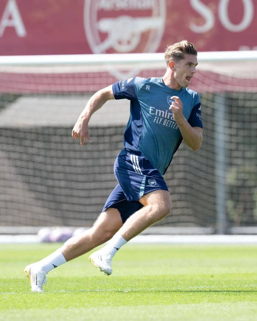 爱游戏登录入口-曼联客场胜沃特福德，获得宝贵联赛三分