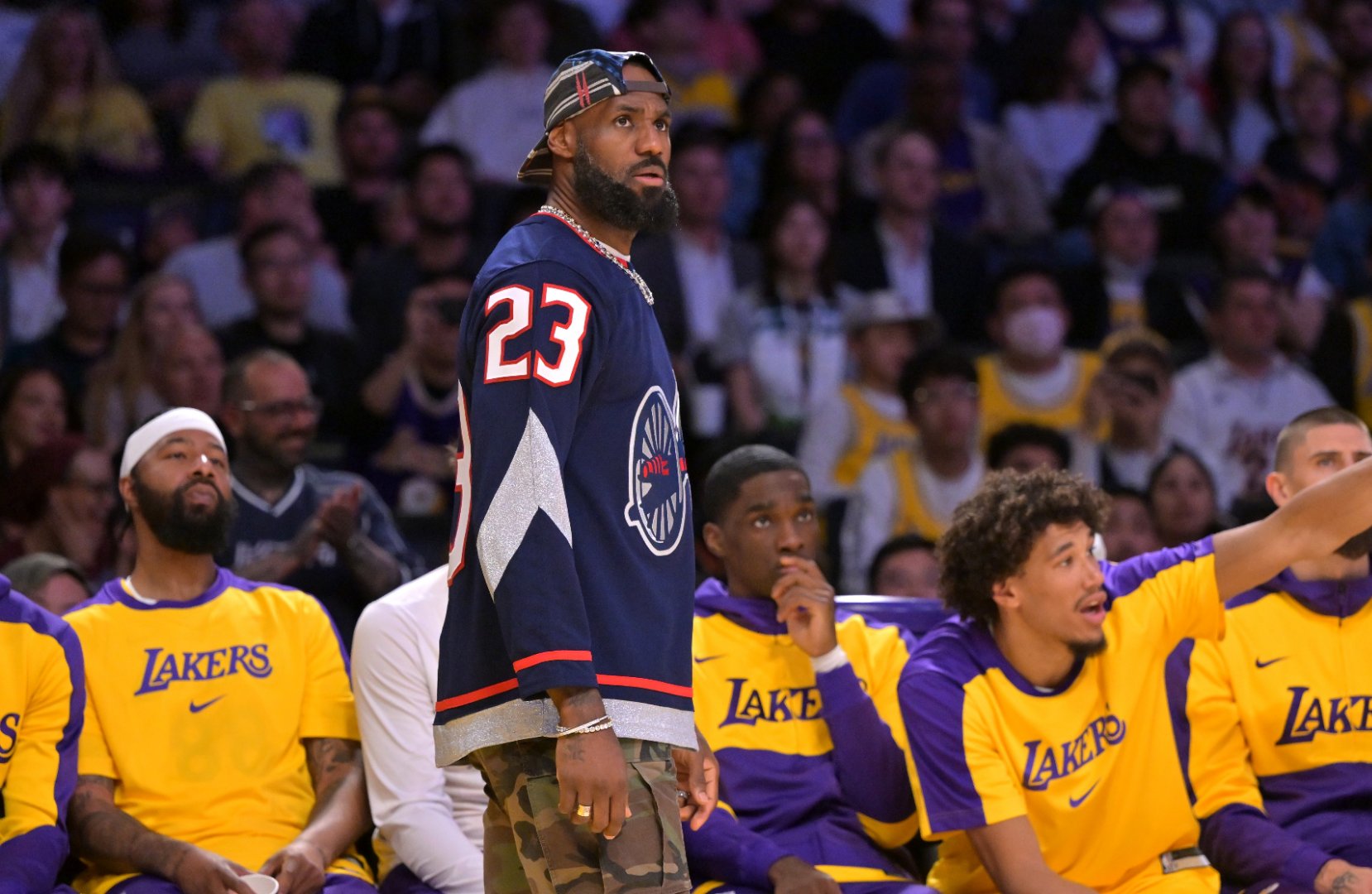 雄鹿主场战胜湖人,豪取七连胜 雄鹿主场战胜湖人,豪取七连胜