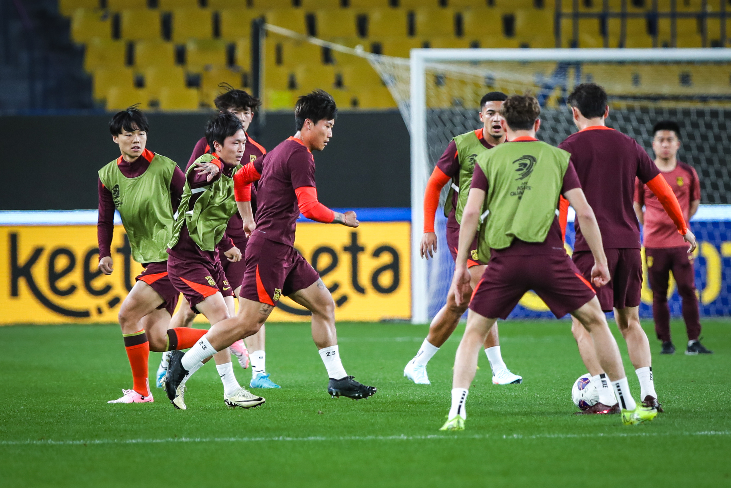 国际足坛擂台赛：强队对决火热角逐