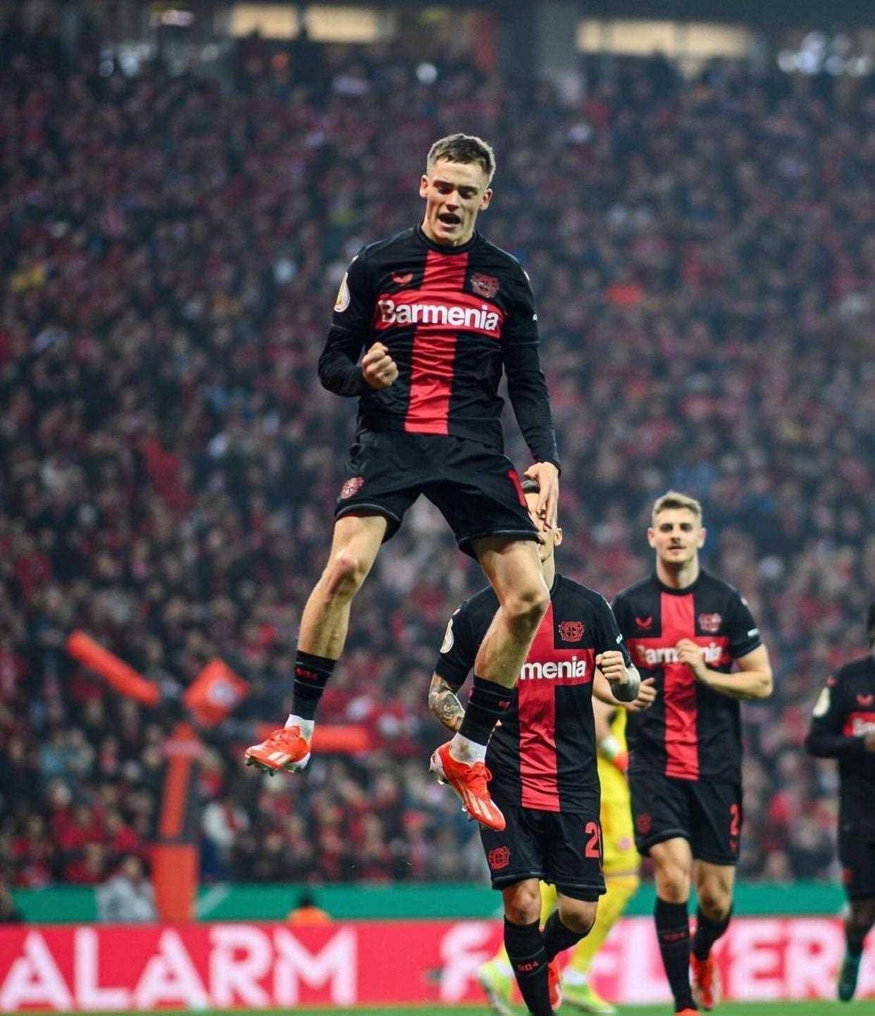 包含柏林赫塔逼平勒沃库森，保持不败颓势的词条