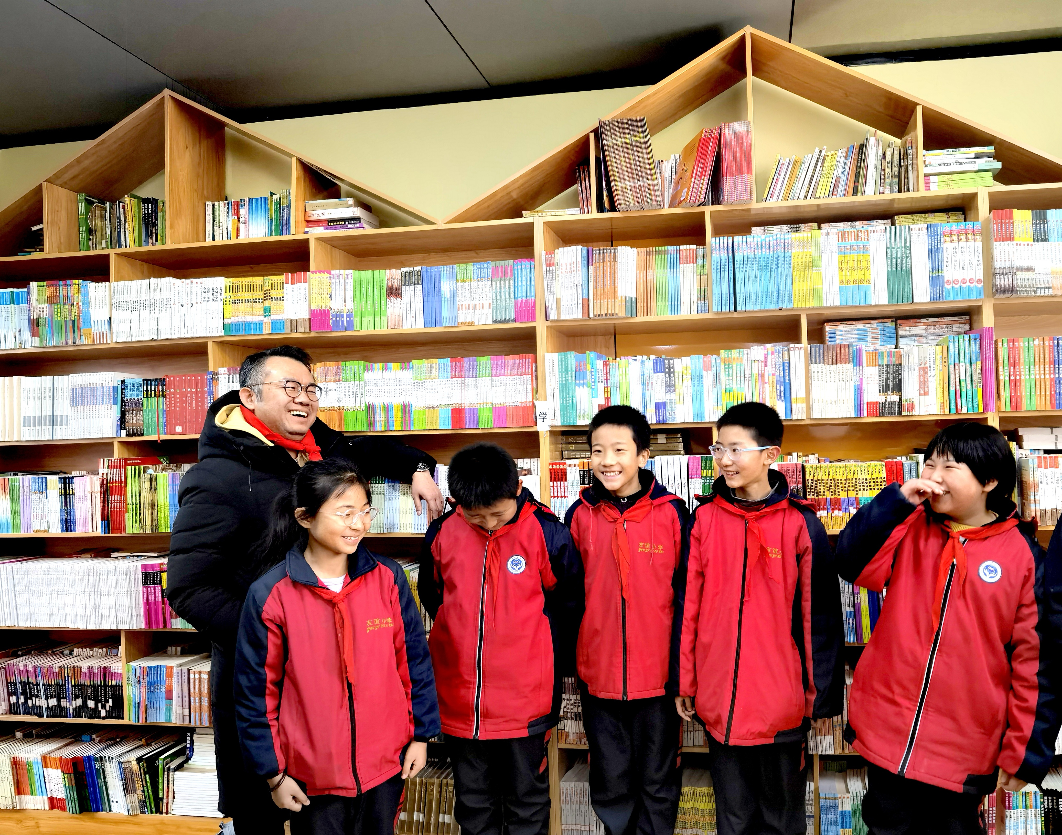 爱游戏官网-球队向当地学校捐赠图书，助力教育事业发展