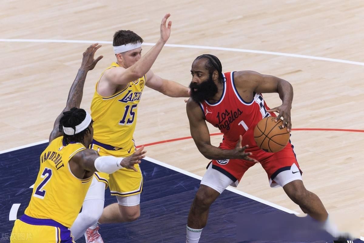 爱游戏-快船主场击败湖人，取得关键胜利