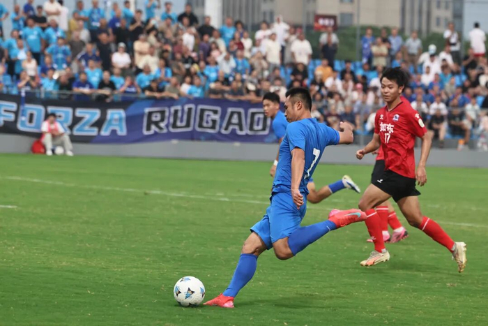 包含足球联赛实力对抗：强队竞争猛烈战况异常刺激的词条